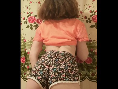 ❤️ Una ghjovana sexy si spoglia i pantaloncini davanti à a camera ❌ Video anale à noi