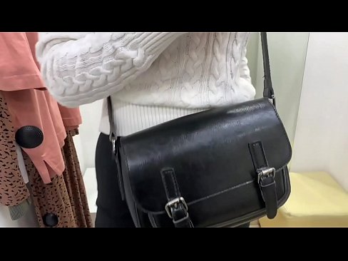 ❤️ Masturbazione publica di a ghjovana cagna FeralBerry cù un dildo in a sala di prove ❌ Video anale à noi