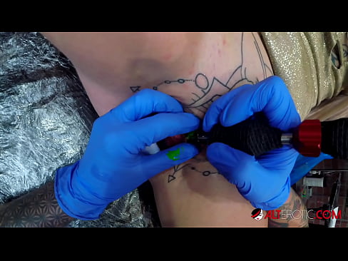 ❤️ Sully Savage, hottie estremamente tatuata, hà fattu un tatuatu nantu à u clitoris ❌ Video anale à noi