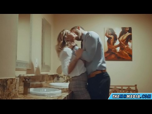 ❤️ Quandu una bionda tettona ti seduce in un bagnu publicu ❌ Video anale à noi